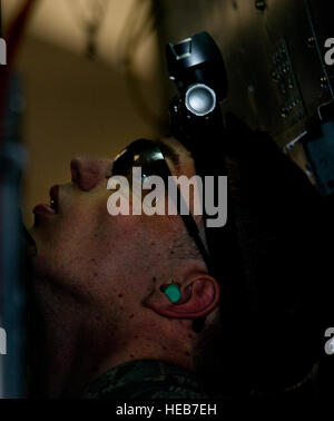 Airman 1. Classe John Thompson, 5a manutenzione aeromobili squadrone carico di armi membro di equipaggio, si prepara a caricare un modulo gas anestetici 86B aria-lanciato cruise missile trainer in una B-52H Stratofortress a Minot Air Force Base, N.D., 14 gennaio 2014. Come parte della Air Force Global Strike Command, il carico di lavoro degli equipaggi all'infinito per preservare la nostra nazione la protezione, fornendo a combattere le forze pronte per la dissuasione nucleare e sciopero globale delle operazioni. Senior Airman Brittany Y. Auld) Foto Stock