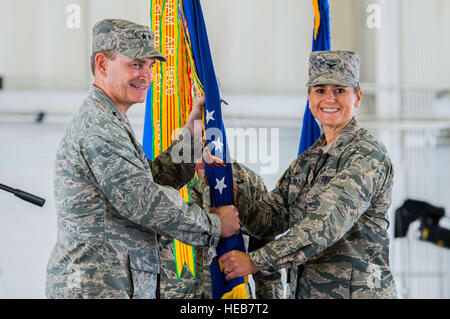 Stati Uniti Air Force Il Mag. Gen. H.D. Polumbo, 9 Air Force commander, passa il guidon al Col. Caroline Miller, 633rd Air Base Wing Commander in entrata, durante un cambio del comando cerimonia alla Langley Air Force Base, Va., 13 luglio 2015. Miller ha assunto il comando di più di 9 mila militari e civili in tutta la base comune Langley-Eustis. Senior Airman Kayla Newman Foto Stock