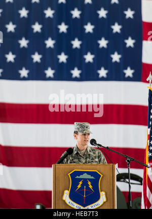 Stati Uniti Air Force Col. Caroline Miller, 633rd Air Base Wing Commander in arrivo gli indirizzi, gli uomini e le donne del 633rd ABW durante un cambio del comando cerimonia alla Langley Air Force Base, Va., 13 luglio 2015. Miller ha assunto il comando dopo che serve come la 379 la missione del gruppo di supporto del comandante di Al Udeid Air Base, in Qatar. Senior Airman Kayla Newman Foto Stock