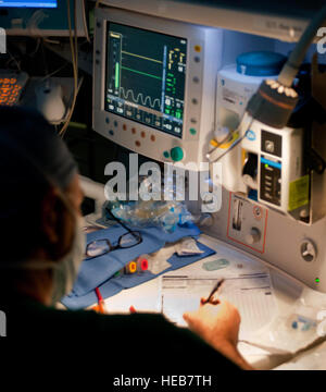 Un anestesista del 633rd Surgical Operations Squadron monitora i segni vitali durante la chirurgia della cataratta presso lo U.S. Air Force Hospital di Langley, fornendo assistenza chirurgica specializzata con chirurghi addestrati a livello nazionale, garantendo la disponibilità a un'ampia gamma di procedure mediche. Foto Stock