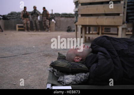 A causa dello spazio limitato, U.S. Army Spc. Aaron Kramer dalla società alfa, 6° Stormo, 9 corazzate reggimento di ricognizione, 3° Brigata Team di combattimento, 1° Divisione di cavalleria dorme sul tetto di un esercito contro avamposto in Shakarat, Iraq il 23 marzo. Soldati dal 6° Squadrone condotta pattuglie e costruire un esercito combattere avamposto in Shakarat. Il personale Sgt. Stacy L. Pearsall) Foto Stock