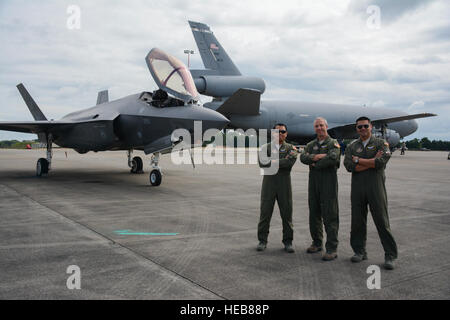 La ingegneri di volo dal settantunesimo Air Refuelling Squadron, Master Sgt. Noel Amigleo, Tech. Sgt. Wesley Sly e Tech. Sgt. Chris Thomas, pongono di fronte al loro KC-10 Extender e uno del F-35un fulmine di IIs che dovrebbe presto essere scortato dalla petroliera Luglio 13, 2016. Un equipaggio del settantesimo ARS membri defunti Travis Air Force Base in California, luglio 11, 2016 in rotta per Royal Air Force Base di Fairford nel Gloucestershire, Inghilterra. Lo scopo del viaggio è quello di fare rifornimento di carburante F-35un fulmine II getto combattenti che sono rientrato negli Stati Uniti dopo la partecipazione nel più grande del mondo air show. (U.S. s da Staf Foto Stock