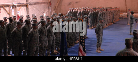 Membri della 755th Expeditionary forze di sicurezza squadrone di stare in piedi insieme per l'ultima volta gen. 11 a Bagram Air Base, Afghanistan. Lo squadrone, originariamente formata nel maggio 2006 in risposta ad una richiesta dell'esercito per il supporto delle sue operazioni detenuto la missione, è stato inattivato durante una cerimonia formale gen. 11 qui. Il personale Sgt. Mike Andriacco) Foto Stock