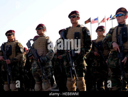 CAMP MOREHEAD, Afghanistan -- Afghan commandos stand in formazione durante la graduazione del 7° Commando Kandak gen. 21. I commandos sono stati addestrati da istruttori afgano e seguiti da Stati Uniti, francese canadese, giordani e Emirati Arabi Uniti forze per le operazioni speciali per fornire un rapidamente dispiegabile luce unità di fanteria alle forze di sicurezza nazionali afgane. ( ISAF comando congiunto U.S. Air Force Staff Sgt. Logan Tuttle ) Foto Stock