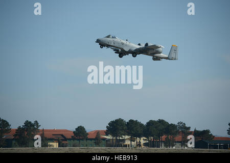 MONTE Real, Portogallo - Un-10 Thunderbolt II aeromobili dalla 81st Fighter Squadron si toglie dal Monte Real, Portogallo, 14 febbraio, 2013. Questa è la prima volta che la 81st ha partecipato in REAL disgelo, che è un portoghese esercitazione militare che simula scenari con complesse situazioni realistiche di fornire la formazione appropriata per la multinazionale, teatro comuni operazioni. Il personale Sgt. Nathanael Callon Foto Stock