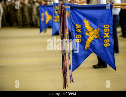 Un guidon viene abbassata durante la presentazione dei colori con la 86Airlift Wing cambiamento di cerimonia di comando Giugno 19, 2015, Ramstein Air Base, Germania. Brig. Gen. Jon T. Thomas ha assunto il comando da Briga. Gen. Patrick X. Mordente e ora sarà responsabile di sei gruppi, 27 squadroni e 10 separato geograficamente unità attraverso cinque paesi tra cui il Regno Unito, la Spagna, il Belgio e la Turchia. Senior Airman Nicole Sikorski) Foto Stock