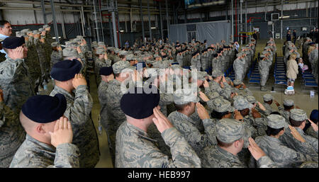 Avieri salute mentre la base onore posti di guardia i colori durante la 86Airlift Wing cambiamento di cerimonia di comando 19 giugno 2015, a Ramstein Air Base, Germania. Brig. Gen. Jon T. Thomas ha assunto il comando del parafango più grande in Europa da Briga. Gen. Patrick X. Mordente. Airman 1. Classe Tryphena Mayhugh) Foto Stock