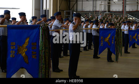 Avieri dal 86º Airlift Wing rendono il loro primo saluto a Briga. Gen. Jon T. Thomas, 86AW commander, durante un cambiamento di cerimonia di comando 19 giugno 2015, a Ramstein Air Base, Germania. Thomas ha assunto il comando del parafango da Briga. Gen. Patrick X. Mordente e sarà responsabile di sei gruppi, 27 squadroni e 10 separato geograficamente unità attraverso cinque paesi tra cui il Regno Unito, la Spagna, il Belgio e la Turchia. Airman 1. Classe Tryphena Mayhugh) Foto Stock