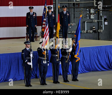 La base onore posti di guardia i colori durante un cambiamento di cerimonia di comando 19 giugno 2015, a Ramstein Air Base, Germania. Brig. Gen. Jon T. Thomas ha assunto il comando del 86º Airlift Wing da Briga. Gen. Patrick X. Mordente e sarà responsabile di sei gruppi, 27 squadroni e 10 separato geograficamente unità attraverso cinque paesi tra cui il Regno Unito, la Spagna, il Belgio e la Turchia. Airman 1. Classe Tryphena Mayhugh) Foto Stock