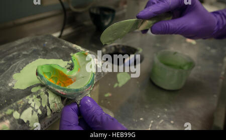 Senior Airman Tanner Scott, 86squadrone dentale laboratorio odontotecnico tecnico, riempie uno stampo di denti con intonaco Giugno 30, 2016 a Ramstein Air Base, Germania. Una volta che lo stampo si asciuga, dentale di tecnici di laboratorio sarà in grado di utilizzarlo per creare le protezioni sportive, disco di notte le guardie o i fermi per il cliente. Airman 1. Classe Tryphena Mayhugh) Foto Stock