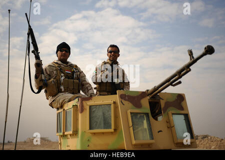 Soldati iracheni assegnati al 8° Divisione di Fanteria stand nella torretta del loro veicolo dopo un live fire esercizio su Camp Diwaniyah, Iraq, Dic 15, 2008. Senior Airman Eric Harris Foto Stock