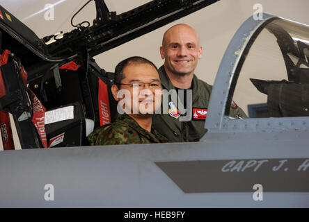 Il Mag. Gen. Mitsuru Nodomi, Giappone della difesa Attaché per Stati Uniti e Oregon Air National Guard Lt. Col. Christopher Barbiere pausa durante l'ispezione di un F-15 presso la Oregon Air National Guard il 142th Fighter Wing, Portland Air National Guard Base su 18 Maggio, 2011. ( Tech. Sgt. John Hughel, 142FW Affari pubblici) Foto Stock