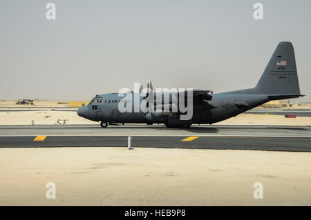 Un C-130 Hercules taxi giù la pista prima di decollare Giugno 28, 2016 at Al Udeid Air Base, in Qatar. Avieri dal 746th EAS condotta intratheater airlifts, evacuazione medica e missioni di airdrop in tutti gli Stati Uniti Le forze di aria di comando centrale e l'area di responsabilità a sostegno di funzionamento inerenti risolvere le operazioni e libertà di Sentinel. Quest anno segna l'ultimo deployment qui per il 914th Airlift Wing aviatori e quattro dei suoi C-130's come la transizione al KC-135 Stratotankers. Senior Airman Janelle Patiño Foto Stock