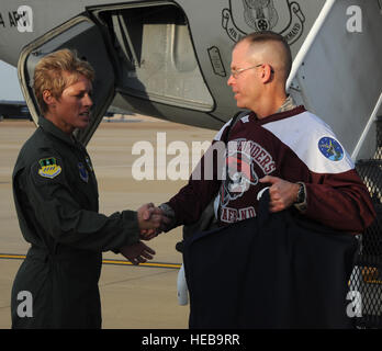 Col. Kristin Goodwin, seconda bomba Wing Commander saluta Minot Air Force Base, N.D., Global Strike sfida i membri del team nel momento in cui arrivano a Barksdale Air Force Base, La., nov. 3, 2014, per partecipare al trofeo GSC ritorno, simposio, e punteggio inviare eventi ospitati qui da nov. 3-5. Questa è la quarta Global Strike sfida la concorrenza e include le squadre provenienti da tutta Air Force Global Strike Command, il combattimento aereo comando, Air Force comando Reserve e la Air National Guard. Airman 1. Classe Giuseppe Raatz Foto Stock