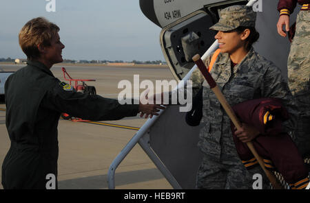 Col. Kristin Goodwin, seconda bomba Wing Commander saluta Minot Air Force Base, N.D., Global Strike sfida i membri del team nel momento in cui arrivano a Barksdale Air Force Base, La., nov. 3, 2014, per partecipare al trofeo GSC ritorno, simposio, e punteggio inviare eventi ospitati qui da nov. 3-5. Questa è la quarta Global Strike sfida la concorrenza e include le squadre provenienti da tutta Air Force Global Strike Command, il combattimento aereo comando, Air Force comando Reserve e la Air National Guard. Airman 1. Classe Giuseppe Raatz Foto Stock