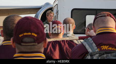 Col. Kristin Goodwin, seconda bomba Wing Commander saluta Minot Air Force Base, N.D., Global Strike sfida i membri del team nel momento in cui arrivano a Barksdale Air Force Base, La., nov. 3, 2014, per partecipare al trofeo GSC ritorno, simposio, e punteggio inviare eventi ospitati qui da nov. 3-5. Questa è la quarta Global Strike sfida la concorrenza e include le squadre provenienti da tutta Air Force Global Strike Command, il combattimento aereo comando, Air Force comando Reserve e la Air National Guard. Airman 1. Classe Giuseppe Raatz Foto Stock