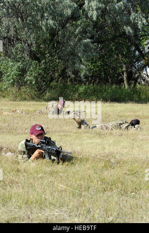 Membri della 91Forze di Sicurezza gruppo Global Strike Team Challenge giaceva nel fondello durante la fase di addestramento tattico a Minot Air Force Base, N.D., Sett. 2, 2015. Per il treno per il GSC, il team è stato facendo fisica e mentale di formazione ogni giorno, così come lavorare su le loro tattiche e lavoro di squadra. (U.S. Air Force photo / Senior Airman Kristoffer Kaubisch) Foto Stock