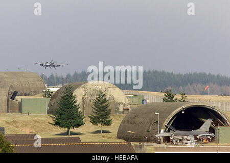 Un US Air Force (USAF) A-10 Thunderbolt II aeromobili (fondo) dalla 81st Fighter Squadron (FS), 52nd Fighter Wing (FW), mosche un volo di familiarizzazione giù il recentemente costruito Organizzazione del Trattato del Nord Atlantico (NATO) pista di Spangdahlem Air Base, Germania, in preparazione per le modifiche avranno effetto a causa del Rhein-Main progetto di transizione. Un USAF F-16C Fighting Falcon aeromobile è visibile in primo piano a destra. Foto Stock