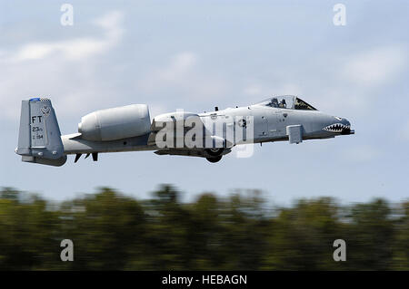 040925-N-0295M-087 Naval Air Station Oceana, Va. (sett. 25, 2004) - STATI UNITI Air Force A-10A Thunderbolt II prende il largo per una dimostrazione di volo e il 2004 'nel perseguimento della libertà", Naval Air Station Oceana Air Show. L'air show tenutosi sett. 24-26, ha montrato civili e aerei militari da la nazione delle forze armate, che ha fornito molte dimostrazioni di volo statico e visualizza. Stati Uniti Marina del fotografo Mate 2a classe Daniel J. McLain () Foto Stock