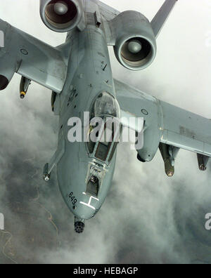 Un U.S. Air Force A-10A Warthog, dal 52nd Fighter Wing, 81st Fighter Squadron, Spangdhalem Air Base, Germania, in volo durante una operazione NATO Allied Force combat mission, apr. 22, 1999. L'A-10 "Serbatoio Killer' munizioni includono 250 libbra bombe di ferro, ALQ-131 disturbo elettronico pod, 2,75 pollici Zuni razzi, AGM-65D missili Maverick e un 30mm cannone montato nel naso. A-10come, distribuito in base aerea di Aviano, Italia, sono appositamente progettati per chiudere il supporto aereo delle forze di terra. Senior Airman Greg L. Davis) () Foto Stock