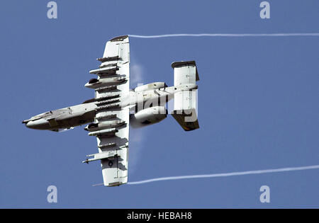 ROYAL AIR FORCE MIDENHALL, Inghilterra -- Un A-10 Thunderbolt II rotoli per contrassegnare un bersaglio con finti M-156 fosforo bianco di razzi come parte di una antenna manifestazione qui. La dimostrazione è stata per il 44 visita U.S. civic, business e i leader del settore per il 2003 civile comune corso di orientamento. Tech. Sgt. Michael D. Morford) Foto Stock