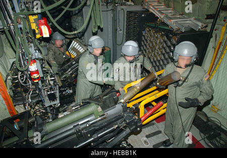 US Air Force (USAF) organi di equipaggi a bordo di un USAF AC-130U Hercules 'Spooky' Gunship, 4 Special Operations Squadron (SOS), Hurlburt Field (FLD), Florida (FL), caricare il 40-mm Bofors gun (posteriore) e 105-mm obice nel vano di carico durante una missione di addestramento. Foto Stock