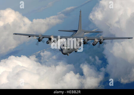 Campo HURLBURT, Fla. -- Un AC-130U gunship dal 4 Special Operations Squadron, vola vicino Campo Hurlburt Fla., 20 agosto. L'AC-130 gunship di missioni primarie sono vicino supporto aria, aria di interdizione della forza e protezione. Senior Airman Julianne Showalter) Foto Stock