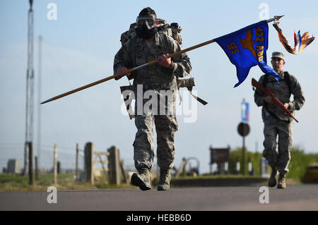 Senior Airman Giacomo Colombo, 422forze di sicurezza unità squadrone trainer, fa avanzare lungo la strada perimetrale a RAF Croughton, Inghilterra, 11 maggio 2015, mentre si trasporta un guidon e indossa una maschera a gas, durante una ruck marzo in onore della polizia nazionale settimana. Colombo ha detto che ha portato l'ingranaggio supplementare per mostrare il suo supporto per funzionari di polizia che hanno dato la loro vita nella linea del dazio. Il personale Sgt. Jarad A. Denton Foto Stock
