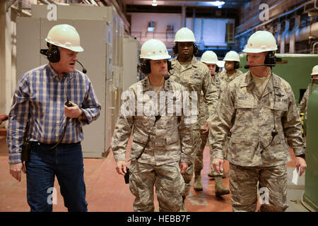 Stati Uniti Air Force Lt. Gen. Russell maneggevole, xi Air Force commander, Chief Master Sgt. Jerry Moore Jr., xi il Comando delle Forze aeree capo, e Briga. Gen. Mark Kelly, 354Fighter Wing Commander, tour la centrale termica e impianto di alimentazione con Marty Overlin, 354Ingegnere Civile Squadron centrale termica e impianto di alimentazione sovrintendente, Eielson Air Force Base in Alaska, nov. 21, 2013. Comodo e Moore arrestata in corrispondenza di Eielson per visitare il avieri e familiarizzare con Eielson's operazioni univoche. Airman 1. Classe Pietro Reft Foto Stock