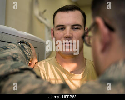 Stati Uniti Air Force Airman 1. Classe Jason Grosso personale posizioni Sgt. Mike George, entrambi di imaging diagnostico tecnologi con il trentacinquesimo operazioni chirurgiche Squadron, in modo che sia in grado di catturare una Grashey vista dell immagine di spallamento con un semi-digital macchina a raggi X che trasforma la radiazione in luce a Misawa combatté Air Base, Giappone, Gennaio 27, 2016. La vista Grashey è progettato per impedire la sovrapposizione della testa omerale e la glenoide. La paziente è posizionata con la schiena verso il rivelatore di immagini e di corpo angolato a 35 a 45 gradi con la loro scapola fino contro il rilevatore e omero ruotata internamente. Gro Foto Stock