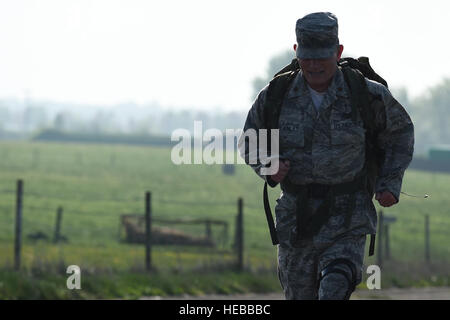 Cappellano (magg.) Jack Stanley, 422Air Base gruppo cappellano, corre lungo il perimetro road a RAF Croughton, Inghilterra, 11 maggio 2015, durante un ruck marzo in onore della polizia nazionale settimana. La manifestazione si è tenuta in onore di funzionari di polizia che hanno dato la loro vita nella linea del dazio. Il personale Sgt. Jarad A. Denton Foto Stock