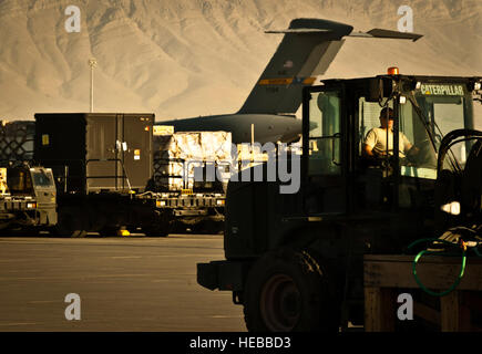Un aviatore assegnato alla 455th Expeditionary porta antenna squadrone, sposta il carico con un 10K all-terrain carrello nel cantiere di carico a Bagram Air Field, Afghanistan, Giugno 8, 2012. Ogni giorno il personale con 455 processo EAP più di un milione di sterline di carico a sostegno degli Stati Uniti e le forze della coalizione che operano in Afghanistan. Foto Stock