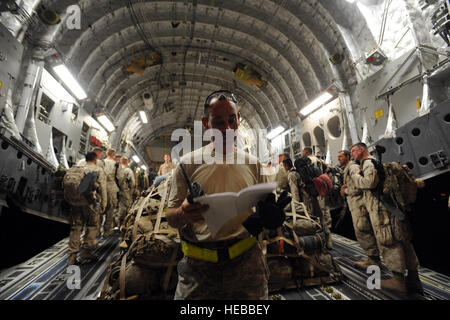 Il personale Sgt. John Fitzgerald, un passeggero-servizi agente assegnato a La 451st Expeditionary disponibilità logistica Squadron, Distacco 1, controlla la documentazione come 157 Marines a bordo di una C-17A Globemaster III aerei di volare a Camp Pendleton, California, 15 aprile a Camp Bastion, Afghanistan. "Possiamo vedere 200 a 300 clienti al giorno da americani e afgani andando avanti posizioni per britannici e danesi i membri del servizio Rubrica home", ha detto il sergente Fitzgerald, distribuito da Papa Air Force Base. "Possiamo spostare le persone che influenzano le missioni in tutto l'Afghanistan. E' un impressionante vista a testimonianza e ci permette di sapere come Foto Stock