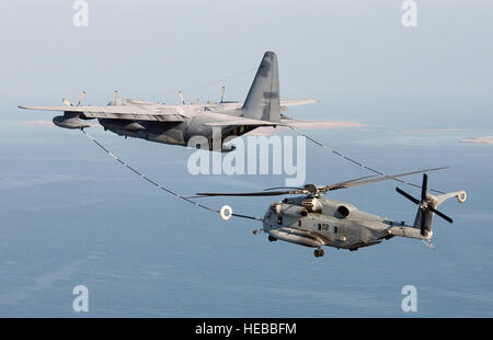 Un US Marine Corps (USMC) CH-53 Super Stallion elicottero, Marine elicottero pesante Squadron 464 (HMH-464), il distacco alfa, New River, Marine Corps Air Station (ICM) Carolina del Nord (NC), si avvicina a un'US Air Force (USAF) HC-130P Hercules aeromobile dal 106ª Rescue ala (RQW), 102º Rescue Squadron (RQS), Gabreski Airport, New York (NY), antenna per il rifornimento di carburante oltre Gibuti durante l'Operazione Enduring Freedom. Foto Stock