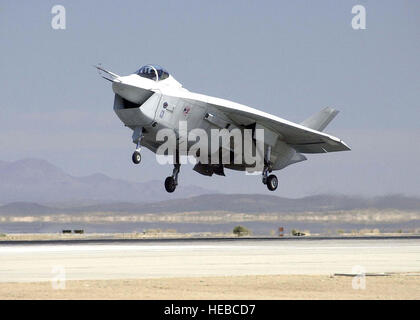 La Boeing Joint Strike Fighter X-32B demonstrator solleva il suo volo inaugurale da la società del facility a Palmdale, in California A seguito di una serie iniziale di prove di aeronavigabilità, l'X-32B, con Boeing JSF lead STOVL pilota di prova Dennis O'Donoghue ai comandi, sbarcati a Edwards Air Force Base in California L'X-32B dovranno completare un numero di voli a Edwards prima di passare alla Naval Air Station Patuxent River, Md., per la maggior parte dei test STOVL. Il volo complessivo prova-programma comprenderà circa 55 voli per un totale di circa 40 ore. Foto Stock