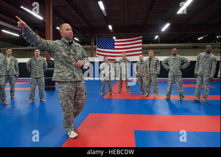 Il Mag. Gen. Michael H. scudi, Comandante generale degli Stati Uniti Esercito Alaska affronta i suoi comandanti di compagnia dopo lo svolgimento di un allenamento fisico sessione presso l'Artico Warrior Combatives Academy su base comune Elmendorf-Richardson, Alaska, 12 marzo 2015. Le protezioni hanno portato la sessione PT come un opportunità per interagire con i suoi comandanti di compagnia, impartire orientamenti e promuovere lo sviluppo professionale. (U.S. Air Force foto di Alejandro Pena) Foto Stock