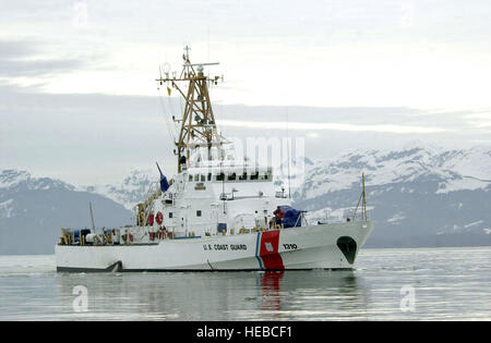 Una prua dritta vista della US Coast Guard (USCG) Isola di classe, Patrol Craft, USS MUSTANG (WPB 1310), in corso a Port Valdez, Alaska, fornendo al contempo la sicurezza del porto durante l'esercizio bordo settentrionale 2002. Foto Stock