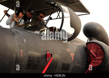 Stati Uniti Air Force Airman 1. Classe Charles Hayes, 380 Expeditionary Manutenzione aeromobili squadrone U-2 dedicato assistente capo equipaggio, dà un U-2 cockpit tour per l'idolo americano stelle Diana Degarmo e Ace i giovani in una località segreta nel sud-ovest Asia Febbraio 28, 2013. Degarmo e giovani hanno visitato gli uomini e le donne del 380 Air Expeditionary Wing per esprimere il paese della gratitudine per il loro servizio e sacrificio durante il Vice Presidente del Comune di capi di Stato Maggiore Adm. James A. Winnefeld OSU tour. (U.S. Air Force foto di Tech. Sgt. Christina M. Styer/rilasciato) Foto Stock