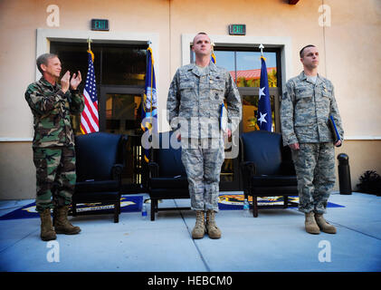 Admiral Eric T. Olson, Commander, Stati Uniti il Comando Operazioni Speciali, applaude l eroismo del personale Sgt. Sean Bowes, 6 delle forze di sicurezza squadrone e Tech. Sgt. Patrick Murphy, 6 Medicina Aerospaziale Squadron, durante la presentazione del Airman medaglia ai due MacDill Airman, qui a gennaio 19, 2010. Sgt. Murphy e Sgt. Bowes si distinguessero da volontariamente rischiando la propria vita a gennaio 29, 2009 nel tentativo di salvare la vita di esercito Col. James mercante, durante un incidente con il paracadute, decented nel lago Gadsen al di fuori di MacDill AFB. (U.S. Air Force foto di Senior Airman Foto Stock