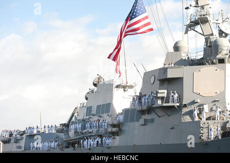 Gli Stati Uniti Navy Arleigh Burke-class guidato-missile destroyer USS Halsey e il suo equipaggio completare un sette mesi di distribuzione per il Pacifico occidentale e tornare a casa il 5 gennaio, 2015, in corrispondenza del giunto di base Harbor-Hickam perla, Hawaii. I quasi 280 velisti assegnati alla USS Halsey condotto vari teatro delle operazioni di sicurezza, disponibilità di formazione, le relazioni tra comunità progetti, escort sostegno e la buona volontà di attività con nazioni partner durante la loro distribuzione per il Pacifico occidentale. (U.S. Air Force photo by Staff Sgt. Christopher Hubenthal) Foto Stock