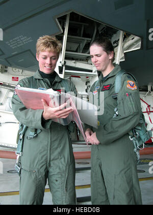 WHITEMAN AIR FORCE BASE, Mo. -- Il Mag. Kristin Goodwin e Capt. Giulia Jeffords elenchi di controllo per la revisione prima di un B-2 bombardiere spirito missione ott. 18. Battenti lo spirito del Mississippi, essi praticata bombardamenti convenzionali e il rifornimento di carburante con una KC-135 Stratotanker da Altus Air Force Base, Okla. Il aviatori sono assegnati per la 325Bomb Squadron qui. Principali Goodwin è stato un B-2 pilota dal maggio 2002; capitano Jeffords divenne B-2-certificate in agosto. (U.S. Air Force foto di Airman Jason Burton) Foto Stock