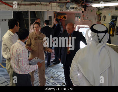 DUBAI Emirati Arabi Uniti--1st Lt Heather Swanson, una Forza Aerea pilota di riserva assegnate per la 315Airlift Wing, Charleston AFB, S.C. recensioni featurers del C-17 Globemaster III con un gruppo di uomini del Medio Oriente a Dubai 2005 air show. Foto Stock