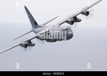 Il cittadino avieri del 53 ricognizione Meteo lo squadrone 'Hurricane Hunters' segnare l'inizio della stagione degli uragani su giugno 1 mantenendo un occhio sui disturbi del Pacifico e dei Caraibi. La Air Force Reserve Hurricane cacciatori, la operativa solo uragano squadrone di ricognizione nel mondo, iniziato nei primi mesi di quest'anno quando hanno volato in tempesta subtropicale Andrea agli inizi di maggio. La National Oceanic & Atmospheric Administration predice 13 a 17 denominato tempeste con sette a 10 diventando uragani. In questa stagione, l'avanguardia WC-130J sarà equipaggiato con il Stepped-Frequency Microw Foto Stock