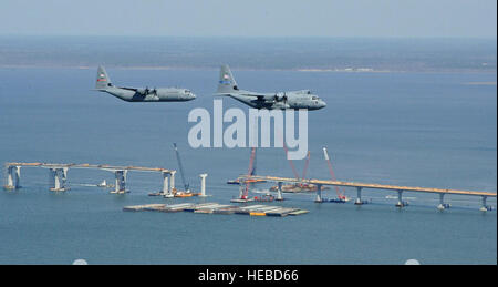 Il WC-130J (a destra) e C-130J-30 (sinistra) volare oltre la baia di Saint Louis sul ponte di maggio 20, 2007. Il 815th Airllift squadrone 'Flying Jennies' e la 53rd Meteo squadrone di ricognizione "Hurricane Hunters' sono parte dell'aria di riserva di forza dell'ala 403situato a Keesler Air Force Base, Miss. Il ponte è stato danneggiato dall'uragano Katrina e riaprirà il 17 maggio 2007. (U.S. Air Force foto/Tech. Sgt. James B. Pritchett) Foto Stock