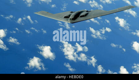 Un bombardiere B-2 Spirit schierato dalla Whiteman Air Force base conduce una missione di addestramento sul Pacifico da Andersen Air Force base, Guam, completando parte di una presenza continua di bombardieri e requisiti di ore di volo. Foto Stock