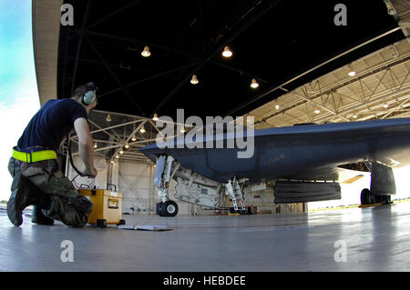 Un capo equipaggio con 509a manutenzione aeromobili squadrone effettua una pre-controllo di volo su un B-2 Spirito prima del decollo il agosto 22 a Whiteman Air Force Base, Mo. venti B-2 bombardieri sono assegnati alla 509th ala della bomba qui. Il B-2 porta massiccia potenza di fuoco per recare in un breve periodo di tempo, in qualsiasi punto del globo attraverso precedentemente impenetrabili difese. (U.S. Air Force foto/Senior Airman Kenny Holston) Foto Stock