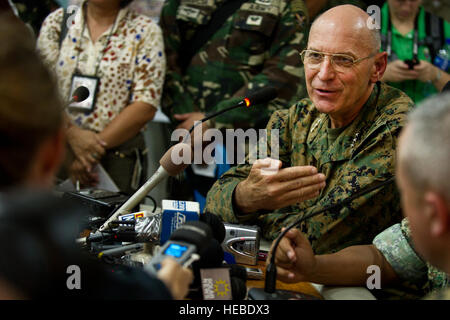 Stati Uniti Marine Lt. Gen. Duane D. Thiessen, Comandante generale degli Stati Uniti Marine Corps forze, pacifico, risponde alle domande dalla stampa nazionale e internazionale nel corso di un mese di aprile 22 conferenza stampa presso la Western quartier generale di comando, Puerto Princesa City, Palawan Repubblica delle Filippine, come parte dell'esercizio Balikatan 2012. Thiessen era accompagnato dalla sua controparte, Philippine Marine Lt. Gen. Juancho Sabban M., commander, Western comando. Balikatan, che significa "houlder a spalla' in filippino, è un bilaterale annuale di esercizio di formazione volti a migliorare la Repubblica delle Filippine e milita NEGLI STATI UNITI Foto Stock