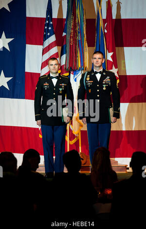 Stati Uniti Army Spc. Thomas Boyd, il cinquecentesimo Intelligenza militare brigata, e Sgt. Zachary Rosser, 35th difesa aerea della brigata di artiglieria stazione di lancio Enhanced manutentore, vengono denominati gli Stati Uniti Esercito guerriero pacifico sfida soldato dell'anno e sottufficiale dell'anno durante l'esercito compleanno commemorazione dell'11 giugno 2014, all'Hilton Hawaiian Hotel, Hawaii. Nel corso dei quattro giorni di concorrenza, soldati sono stati testati sulla loro conoscenza dell'esercito, il benessere fisico e mentale di stamina di guadagnare punti per la concorrenza. Boyd e Rosser continuerà su presso il Dipartimento dell'esercito livello guerriero migliore Com Foto Stock