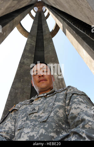 Stati Uniti Army Sgt. Jesse Untalan, un video emittente e California native, U.S. Pacifico esercito, si erge con orgoglio di fronte al Capas Santuario nazionale, pur partecipando in esercizio militare Balikatan 2013. BK13 è un militare annuale esercizio bilaterale nelle Filippine incentrati sull'interoperabilità tra le Forze Armate filippine e Stati Uniti nel costruire strutture militari le relazioni e la cooperazione. Untalan identificato il suo bisnonno di nome, Pedro Untalan, Bataan morte marzo superstite che ha servito negli Stati Uniti Esercito e tra le decine di migliaia di uomini e donne onorato su th Foto Stock