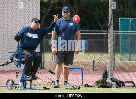 Ritirato U.S. Marina Capo onorario Petty Officer Jim Castaneda, guerriero ferito Pacific prove (WWPT) concorrente, compete in un discus buttare via e il campo evento durante il WWPT presso la Scuola di Iolani Kozuki Stadium il 12 marzo 2015 a Honolulu. Cinquanta otto feriti guerrieri che servono o servito negli Stati Uniti La marina degli Stati Uniti Coast Guard gareggiato per guadagnare un posto nella Marina Militare del Team Roster. I concorrenti selezionati verranno passate alla annuali congiunte-service Warrior giochi. (U.S. Air Force photo by Staff Sgt. Christopher Hubenthal) Foto Stock